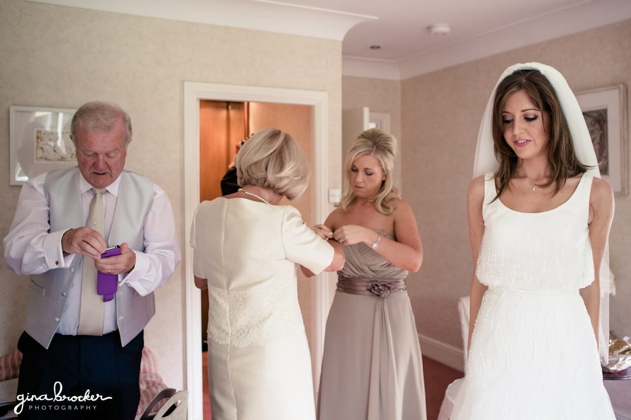 The bride and her family finish getting ready on the morning of the new england wedding